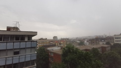 OTVORILO SE NEBO NAD BEOGRADOM: Tuku kiša i grad, snažno nevreme pogodilo prestonicu! (VIDEO)