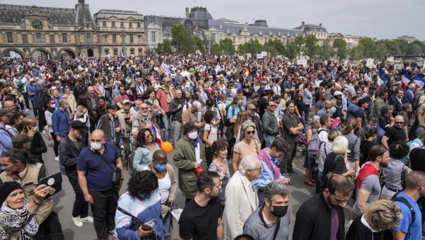 КОВИД-ПАСОШ УСЛОВ ЗА ЖИВОТ: Француска у понедељак  уводи најстрожу санитарну пропусницу у Европи,  драстичне казне за непослушне грађане