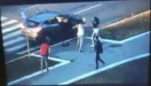 SNIMAK BRUTALNOG NASILJA NA NOVOM BEOGRADU: Razbio devojci telefon o glavu, udarao nogama, vukao po betonu (VIDEO)