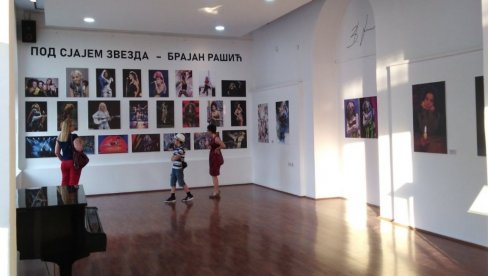 КУСТОСКА ВОЂЕЊА КРОЗ ИЗЛОЖБУ ПОД СЈАЈЕМ ЗВЕЗДА: Представљено више од сто фотографија музичких звезда