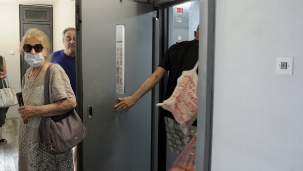 ЖИВЕ БЕЗ ЛИФТА ВЕЋ ОСАМ МЕСЕЦИ: Станари солитера са 22 спрата, у Улици Војводе Степе 139, имају муку за коју не могу да нађу решење