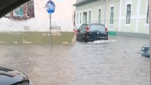 SNAŽNO NEVREME POGODILO VRŠAC: Padala jaka kiša, reka na ulicama (FOTO/VIDEO)