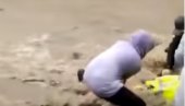 HEROJSKI ČIN ZA HEROJA: Dečak izvukao vatrogasca iz vode (VIDEO)