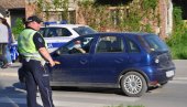 ИЗБЕГНУТА ТРАГЕДИЈА: На BMW-у пукла гума, одбијао се о бандере у Лесковцу, летео 20м