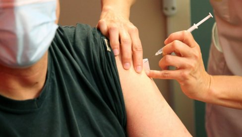 ВЕСИЋ ОБЈАВИО: У Београду вакцинисано 55 одсто пунолетних грађана!