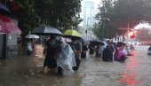 BRANA MOŽE DA PUKNE U SVAKOM TRENUTKU: Stravične poplave u Kini,ugroženo 12 miliona ljudi (FOTO/VIDEO)