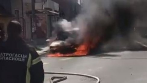 AUTO SE ZAPALIO TOKOM VOŽNJE U NOVOM SADU: Vozač uspeo da iskoči, vatra potpuno progutala vozilo (VIDEO)