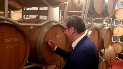 VUČIĆ U SEKURIČU: Predsednik obišao vinariju Lastar