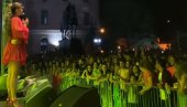 INCIDENT NA NASTUPU MILICE PAVLOVIĆ: Gađao dete flašom vode, pevačica prekinula koncert (FOTO/VIDEO)