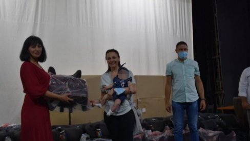 ПОДРШКА ДЕЦИ И РОДИТЕЉИМА: Новорођене бебе у Лесковцу добиле ауто-седишта