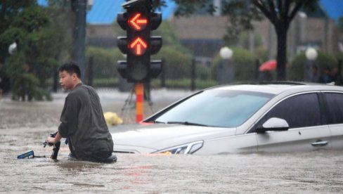ЉУДИ СЕ УДАВИЛИ У МЕТРОУ: Број жртава у поплавама у Кини порастао на 33 - има и несталих (ФОТО)