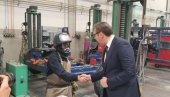 PONOSAN SAM NA NAŠE LJUDE: Predsednik tokom obilaska Simensa razgovarao sa vrednim radnicima (FOTO)