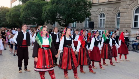 MLADOST ČUVA TRADICIJU: Počelo Kulturno leto na Gradskom trgu u Smederevu (FOTO)
