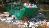 DIVLJA DEPONIJA PORED GROBLJA: Neodgovorno korišćenje kontejnera u selu Jaša Tomić