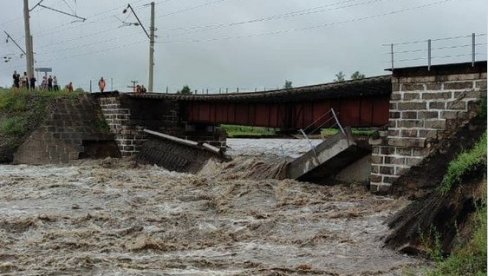 ВАНРЕДНА СИТУАЦИЈА У РУСИЈИ: Стотине људи евакуисано због поплава, ниво воде расте!