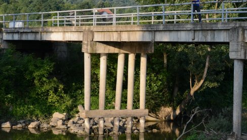 OŠTEĆEN NOSEĆI STUB: Zatvoren most preko Zapadne Morave na putu Adrani-Oplanići (FOTO)