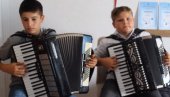 JOVANU I NIKOLI POTREBNA NOVA HARMONIKA: Pomozite najboljim harmonikašima sa KiM da kupe novi instrument