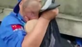 JEDNA JE MAJČINSKA LJUBAV: Spasila je bebu od poplava, a sebe nije mogla (VIDEO)