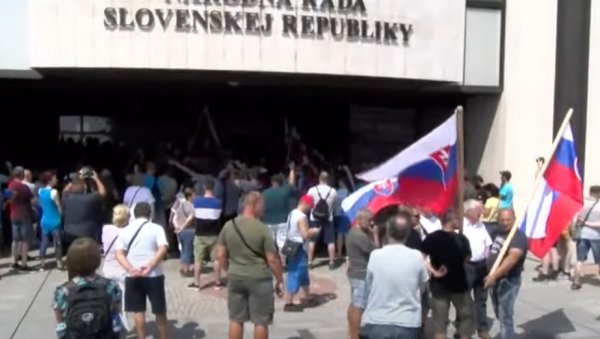 СТОП КОРОНАШКОМ ФАШИЗМУ: Драма на протесту у Братислави, полиција испалила сузавац на демонстранте! (ВИДЕО)