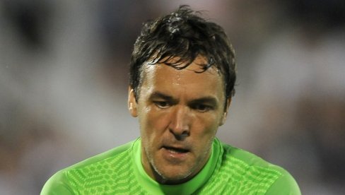 ХАОС НА МЕЧУ НОВИ ПАЗАР - ЧУКАРИЧКИ: Владимир Стојковић и навијачи у клинчу