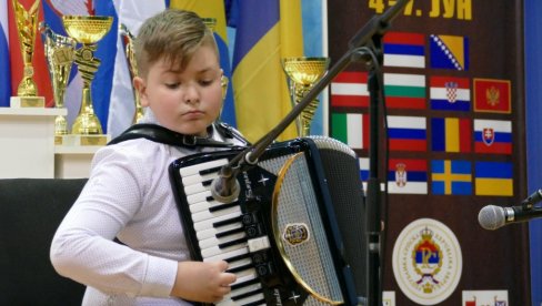 VELIKI USPEH ĐORĐA PERIĆA U AMERICI: Mladi harmonikaš osvojio 110 nagradu (FOTO)