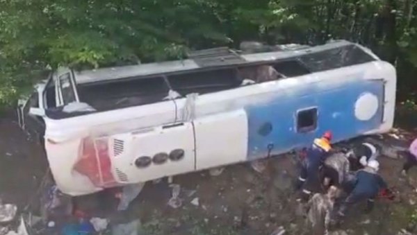 НЕСРЕЋА У РУСИЈИ: Аутобус склизнуо са пута, погинула једна особа, повређено 19!
