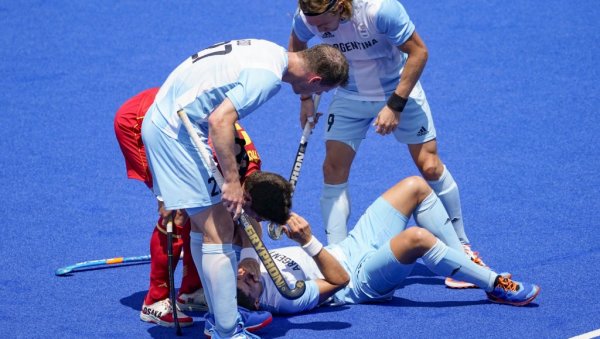 СКАНДАЛ У ТОКИЈУ! Аргентинац намерно ударио противника штапом у главу док је лежао на земљи (ВИДЕО)