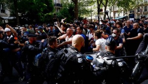 NEZADOVOLJSTVO NOVIM KOVID MERAMA U ITALIJI: Neofašiti iskoristili proteste da marširaju javno
