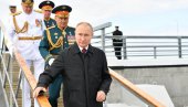 НЕМА ЈАЧИХ ОД РУСА: Путин пред велику параду обишао бродове - Имамо све што је потребно да заштитимо земљу! (ФОТО/ВИДЕО)