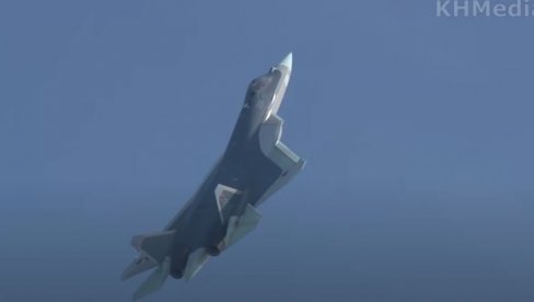 NOVA PIRUETA RUSKOG SUPERLOVCA: Su-57 ostao vertikalno da lebdi u vazduhu (VIDEO)