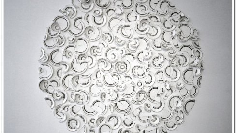 РАДОВИ ВЕСНЕ ПЕРУНОВИЋ У САВРЕМЕНОЈ ГАЛЕРИЈИ ЗРЕЊАНИН: Изложба Фрагменти целине истражује односе кроз метафору сломљеног тањира