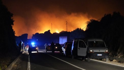 APOKALIPSA U MEDITERANSKOM RAJU: Strašne scene na Sardiniji, nebo crno zbog dima (VIDEO)