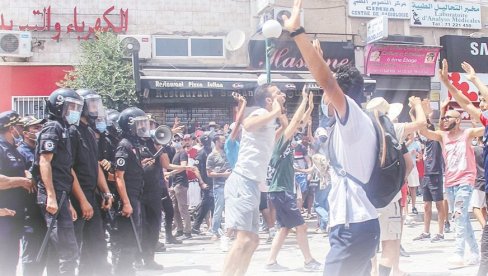 VOJSKA NA ULICAMA, A SRBI NA PLAŽAMA: Usred velikih protesta predsednik Tunisa Kais Said smenio vladu i stavio katanac na parlament