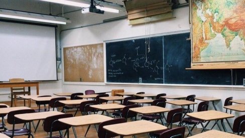 SREDNJE ŠKOLE U 40 OPŠTINA DANAS PRELAZE NA ONLAJN NASTAVU: Kontrolni može i u učionici, ali predavanja samo od kuće