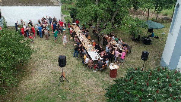 ТАРЗАН БИ ИМ ПОЗАВИДЕО: Храмовна слава у Међи окупила мештане у предивном амбијенту