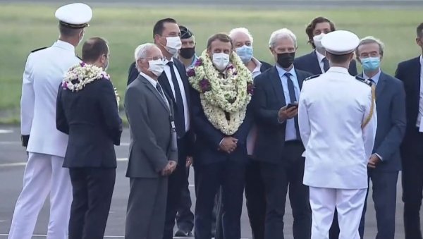 МАКРОН ДОБИО НОВО ИМЕ: Француска Полинезија окитила председника и дала му ново име