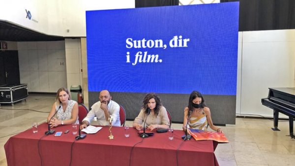 ПРОЈЕКЦИЈЕ ПОД ОТВОРЕНИМ НЕБОМ: У сусрет херцегновској смотри филма, Петар Божовић отвара фестивал (ФОТО)