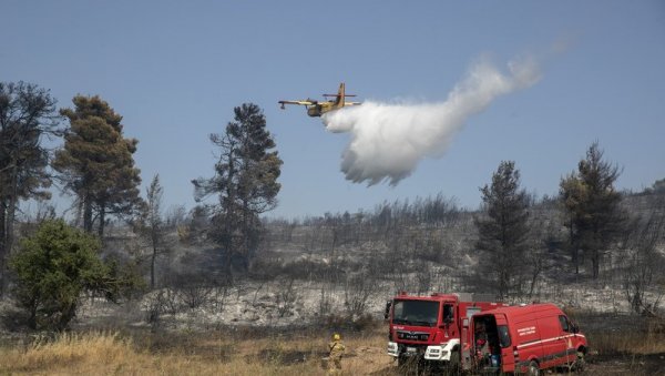 ВАТРЕНА СТИХИЈА КОД АТИНЕ: Ватрогасци други дан не успевају да обуздају пожар