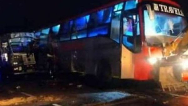 БРОЈ ЖРТАВА НЕСРЕЋЕ У ИНДИЈИ ПОВЕЋАН НА 26: Четворо спасених из аутобуса смрти у критичном стању