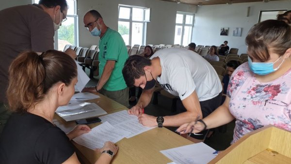 780 ХИЉАДА ЗА ПЕТ РАДНИХ МЕСТА: Послодавци потписали уговоре у Житишту, посао добија још 20 особа