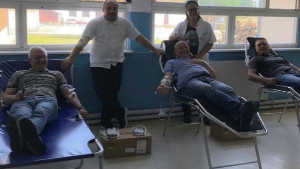 КРВ ДАЛИ И ЛОКАЛНИ ЧЕЛНИЦИ: Акција добровољног давања крви у Вранешима код Врњачке Бање