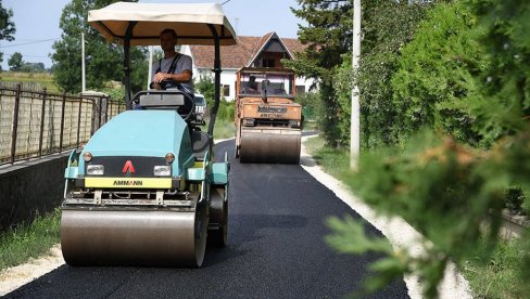 ASFALT SVAKOM SELU: Za obnovu saobraćajne infrastrukture u Kraljevačkom kraju izdvojeno 135 miliona dinara
