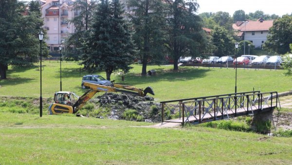 ОЧИШЋЕНО КОРИТО ГРОЧИЦЕ:  Радови у центру Грочанске чаршије
