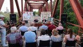 PISAC KOJI VRAĆA RASKOŠ KNJIŽEVNOSTI: Neobična promocija knjige Radovana Belog Markovića na starom mostu na Kolubari