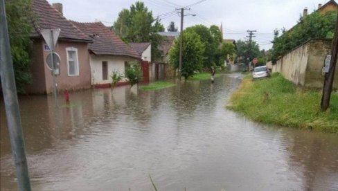 BRODSKOM ULICOM I BROD MOŽE DA PLOVI: Čak i najmanje padavine donose velike probleme stanovnicima subotičkog naselja Gat