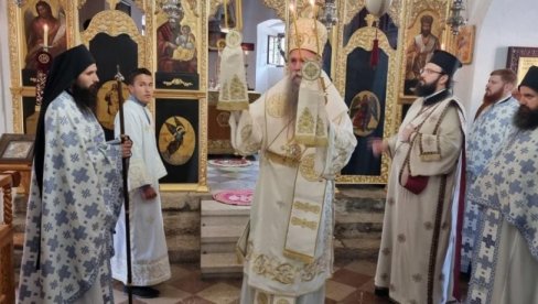 DAN BITKE NA VUČJEM DOLU: Mitropolit Joanikije služio Svetu arhijerejsku liturgiju u Cetinjskom manastiru