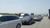 ГУЖВЕ НА АДМИНИСТРАТИВНОМ ПРЕЛАЗУ МЕРДАРЕ: Километарска колона возила за улазак у централну Србију