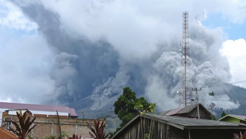ERUPCIJA VULKANA IZAZVALA POŽAR U INDONEZIJI: Stub pepela išao 800 metara uvis