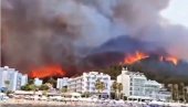 STRAVIČAN SNIMAK IZ TURSKE: LJudi snimaju vatrenu stihiju, ali ne beže od oblaka dima (VIDEO)