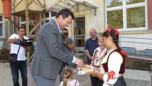 GRAD ŠABAC DONIRAO 2,2 MILIONA DINARA: Renoviranje osnovne škole u Drenovcu
